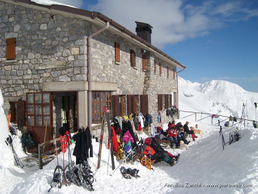 07 Rifugio Capanna 2000 affollato.JPG